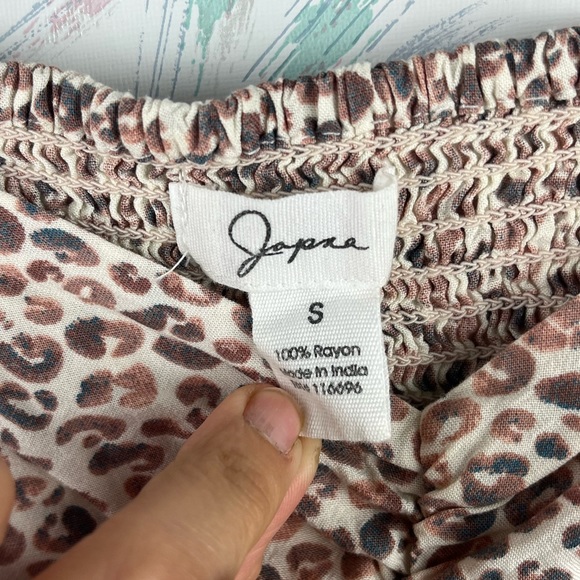 Japna Leopard Print Smocked Cropped Top Short Sleeve V-neck - Picture 7 of 8